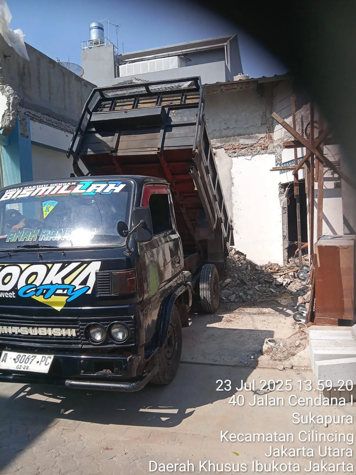 Truk Sooka City menurunkan puing di lokasi bongkaran