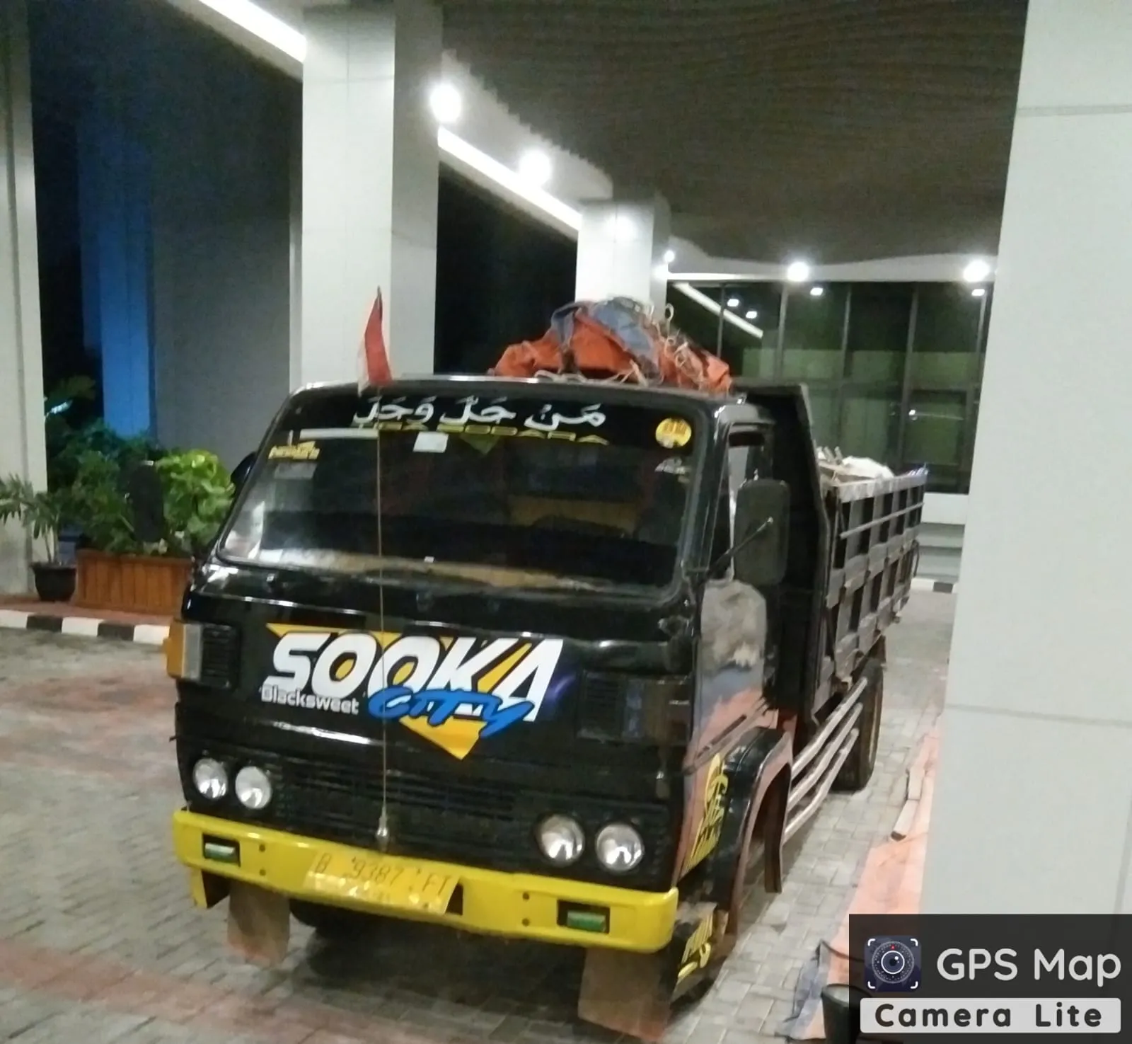 Truk Sooka City beroperasi malam hari