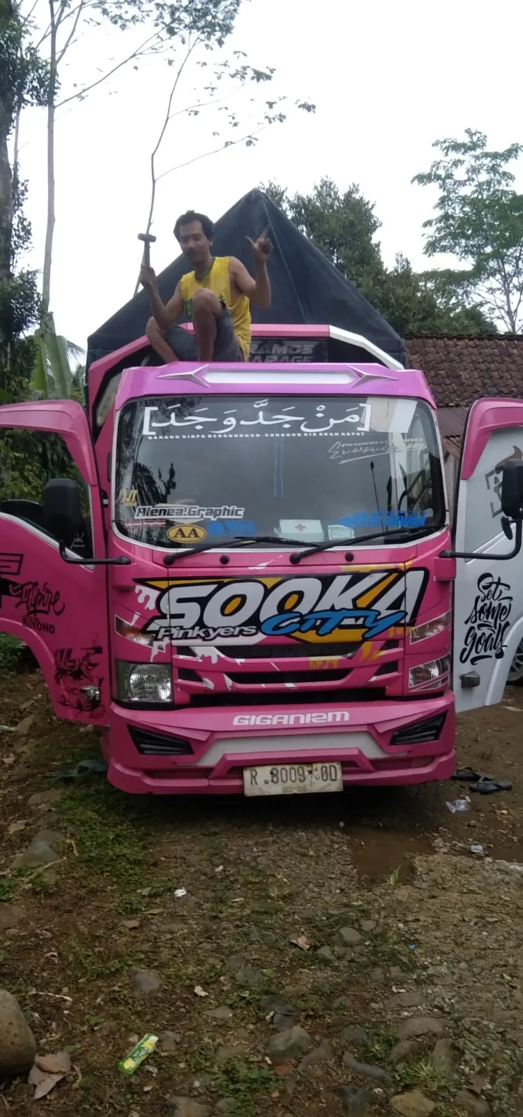 Armada truk merah muda Sooka City